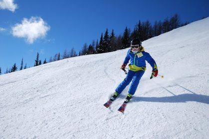 Single female skiier